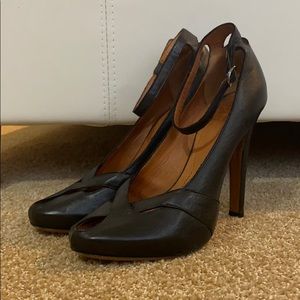 Gorgeous leather Givenchy pumps in great condition
